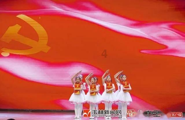 探索红色长袖针织衫搭配白色牛仔短裤,优雅美丽,穿出仙女气息,你觉得怎么样? - 最新知识星球平台